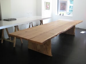 13. En daar staat weer zo’n prachtige eiken boomstamtafel. Gemaakt door de vakmensen van Het Ambacht Losser.