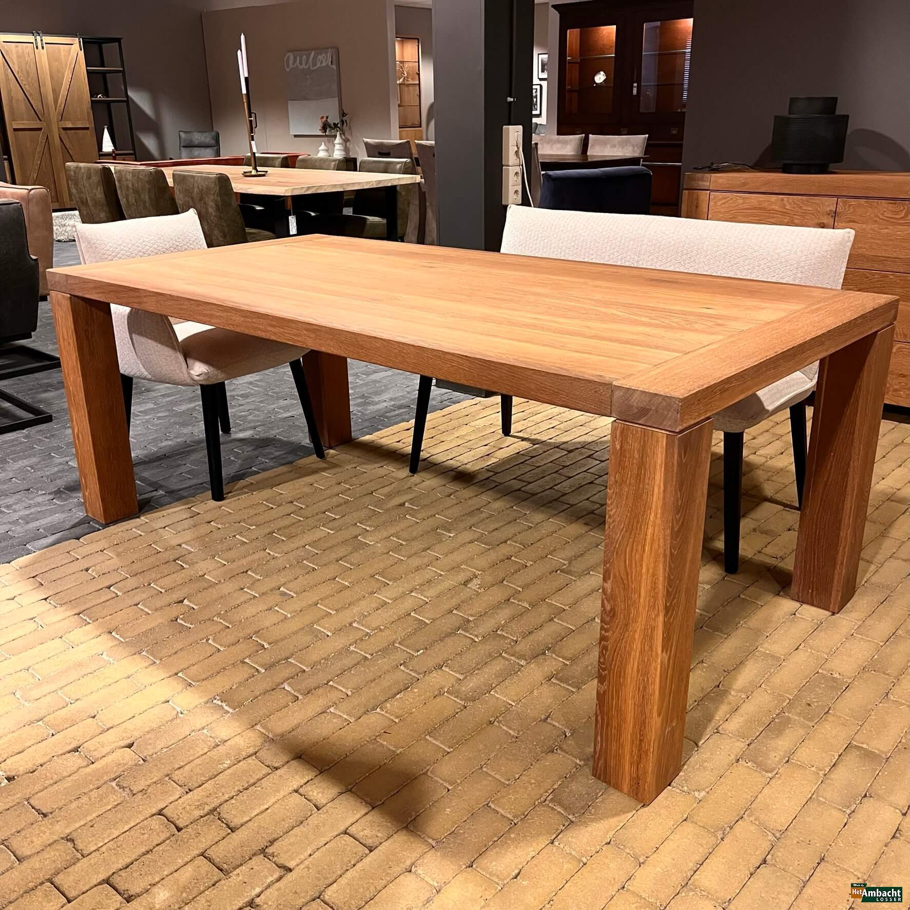 Frejus eetkamertafel eiken