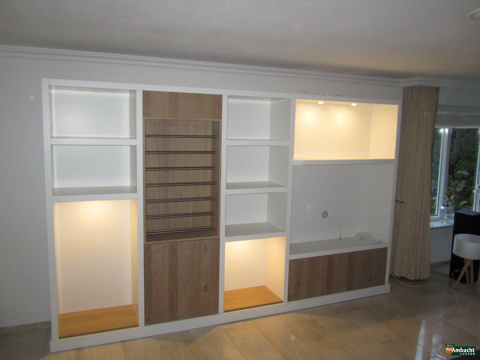 Wandkast eiken/MDF met RVS wijnrek