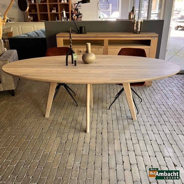 Tische mit Holzfüßen