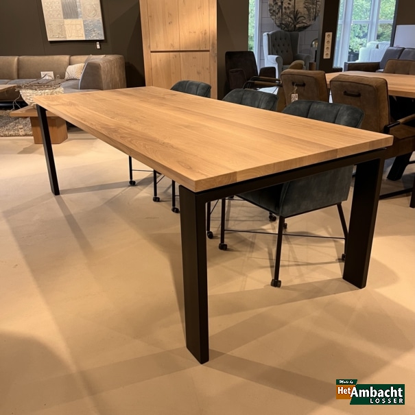 Rechteckiger Eichen-Esstisch / Beine 12x4 schwarz