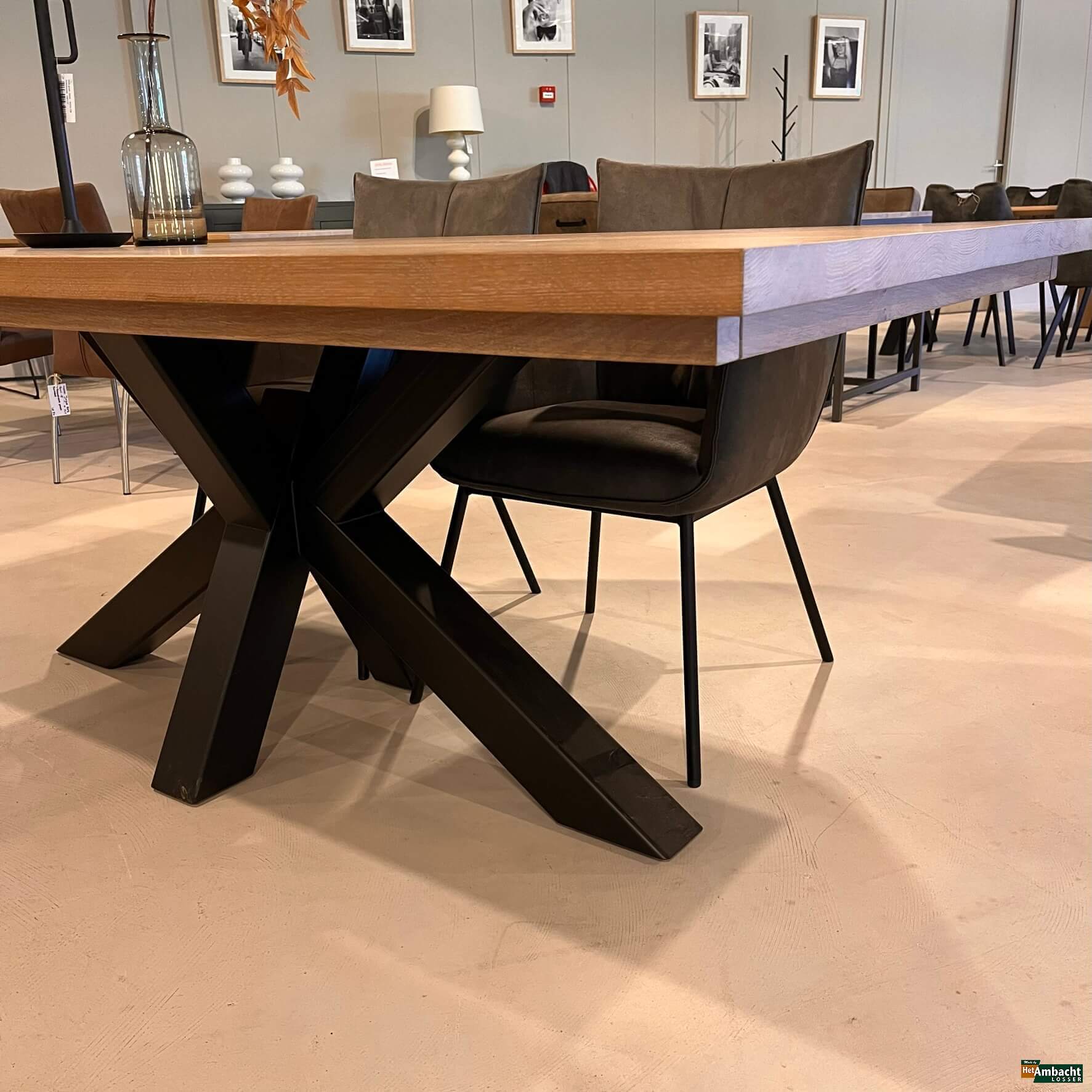 Rechthoekige eiken eettafel spinpoot 10 met armstoel aanzetblad