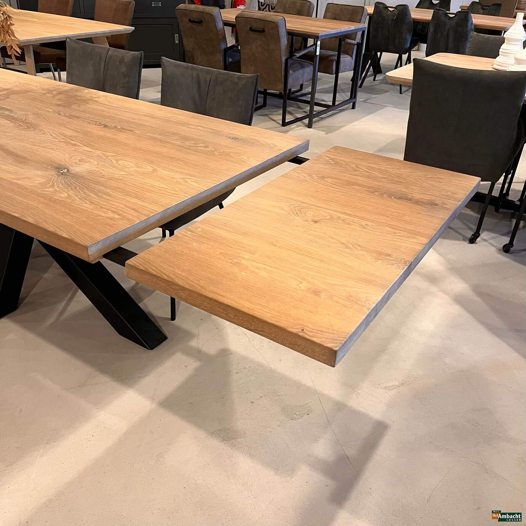 Rechthoekige eiken eettafel spinpoot 10 met armstoel aanzetblad