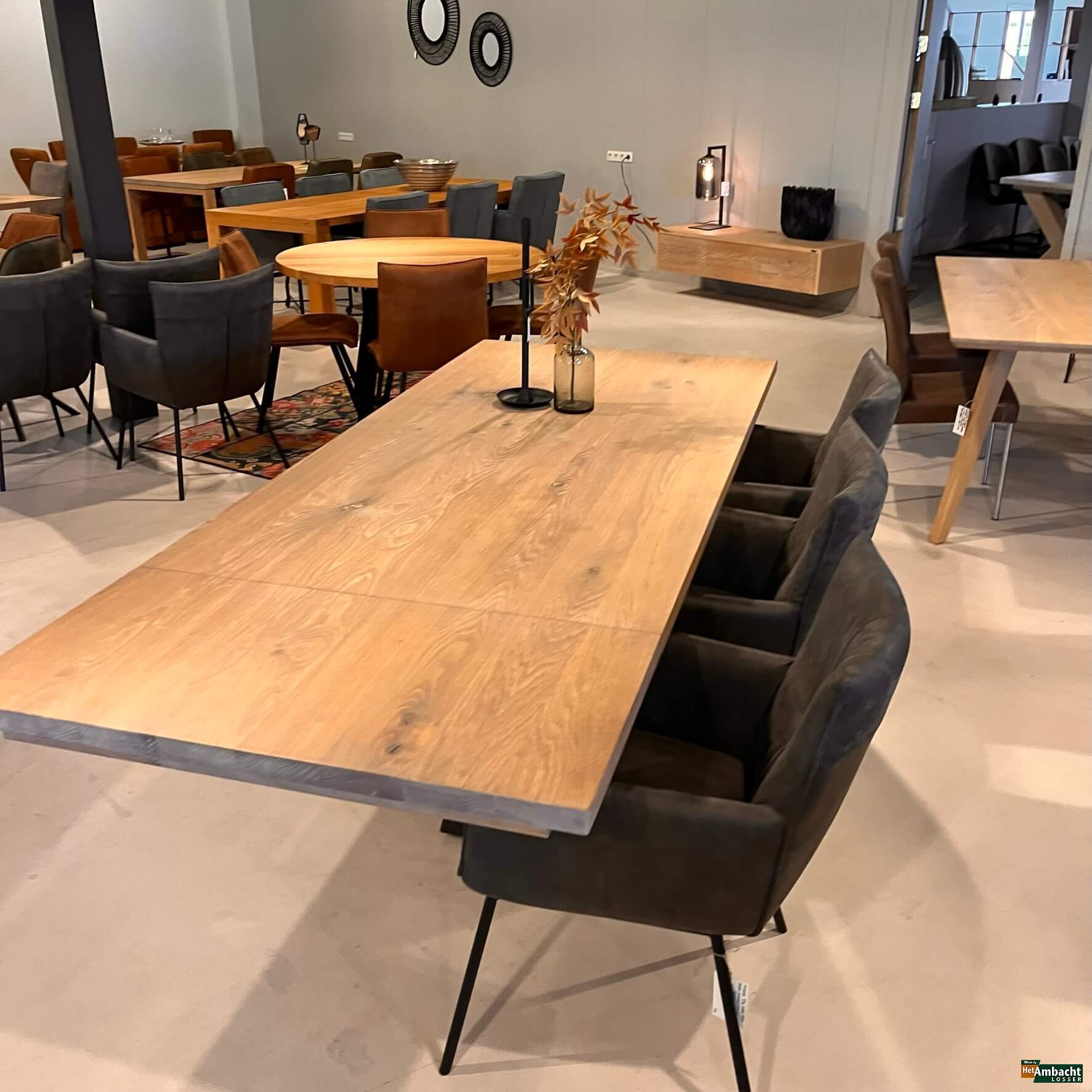 Rechthoekige eiken eettafel spinpoot 10 met armstoel aanzetblad