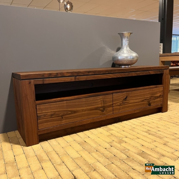 Strak flache Seiten TV Anrichte Nussbaum rustikal