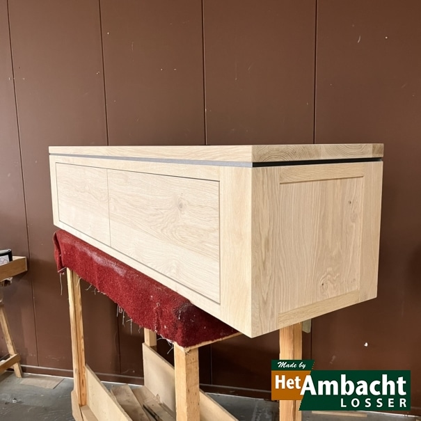 Strak schwarze strip hängendes TV-Schrank