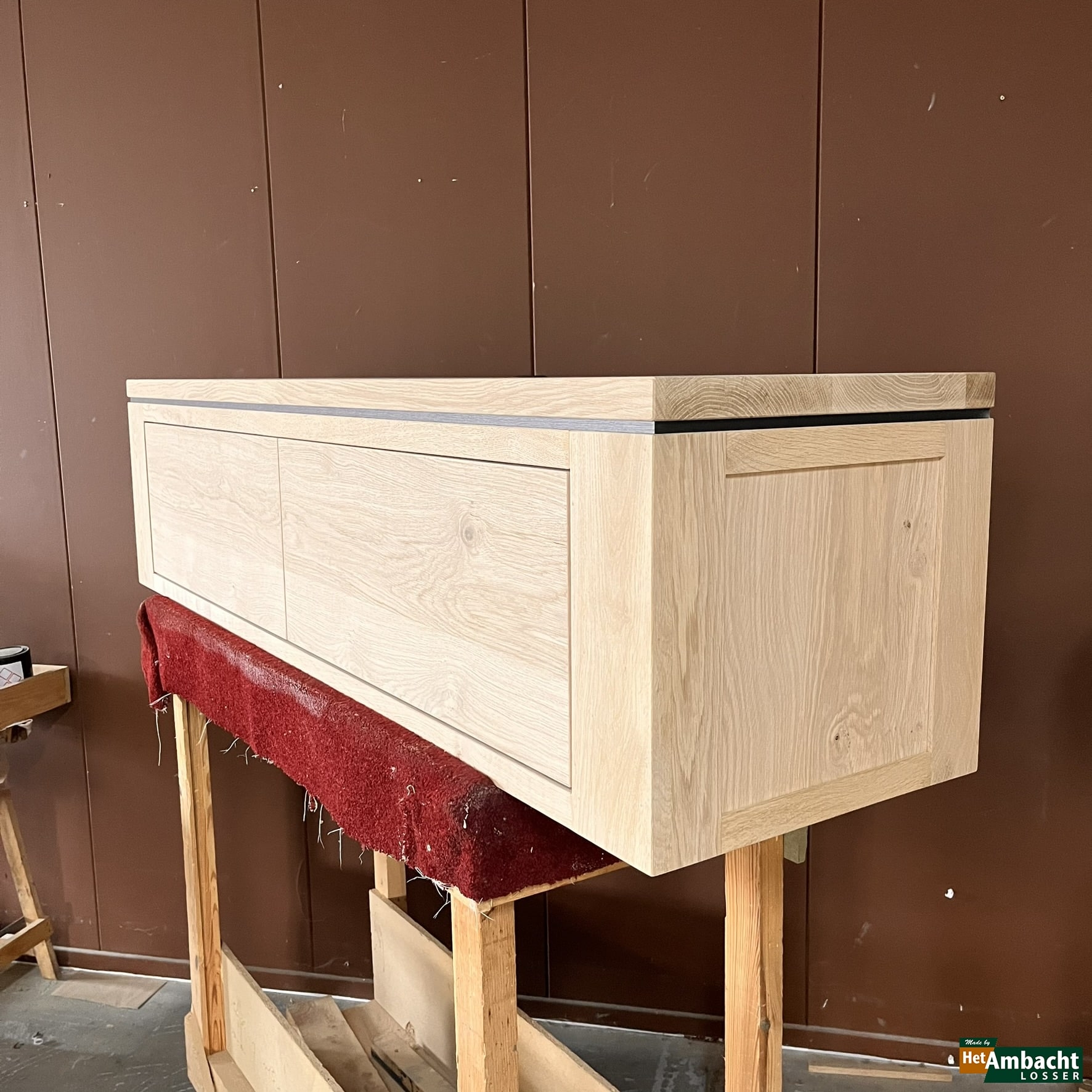 Strak zwarte strip TV dressoir 2-kleppen
