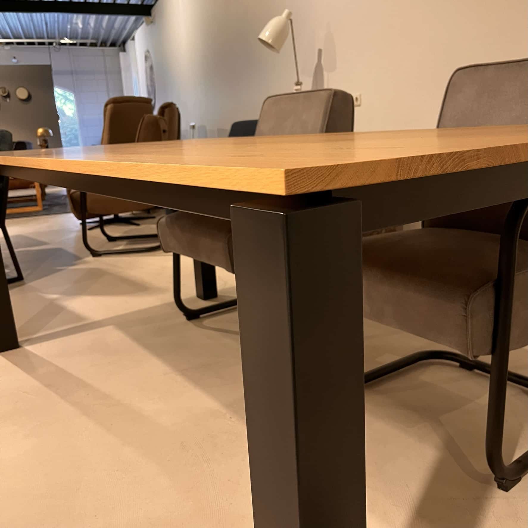 Stress eiken eettafel OPRUIMING