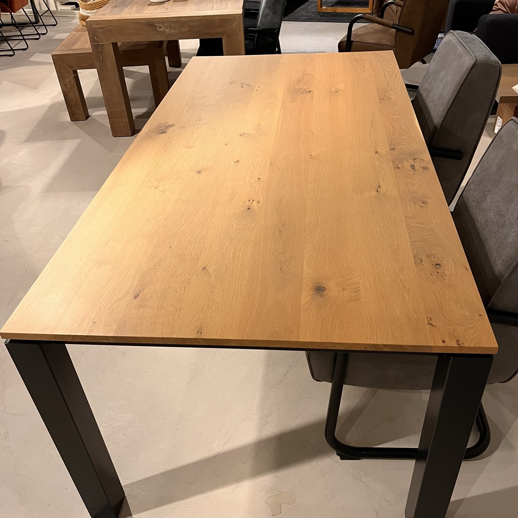 Stress eiken eettafel OPRUIMING